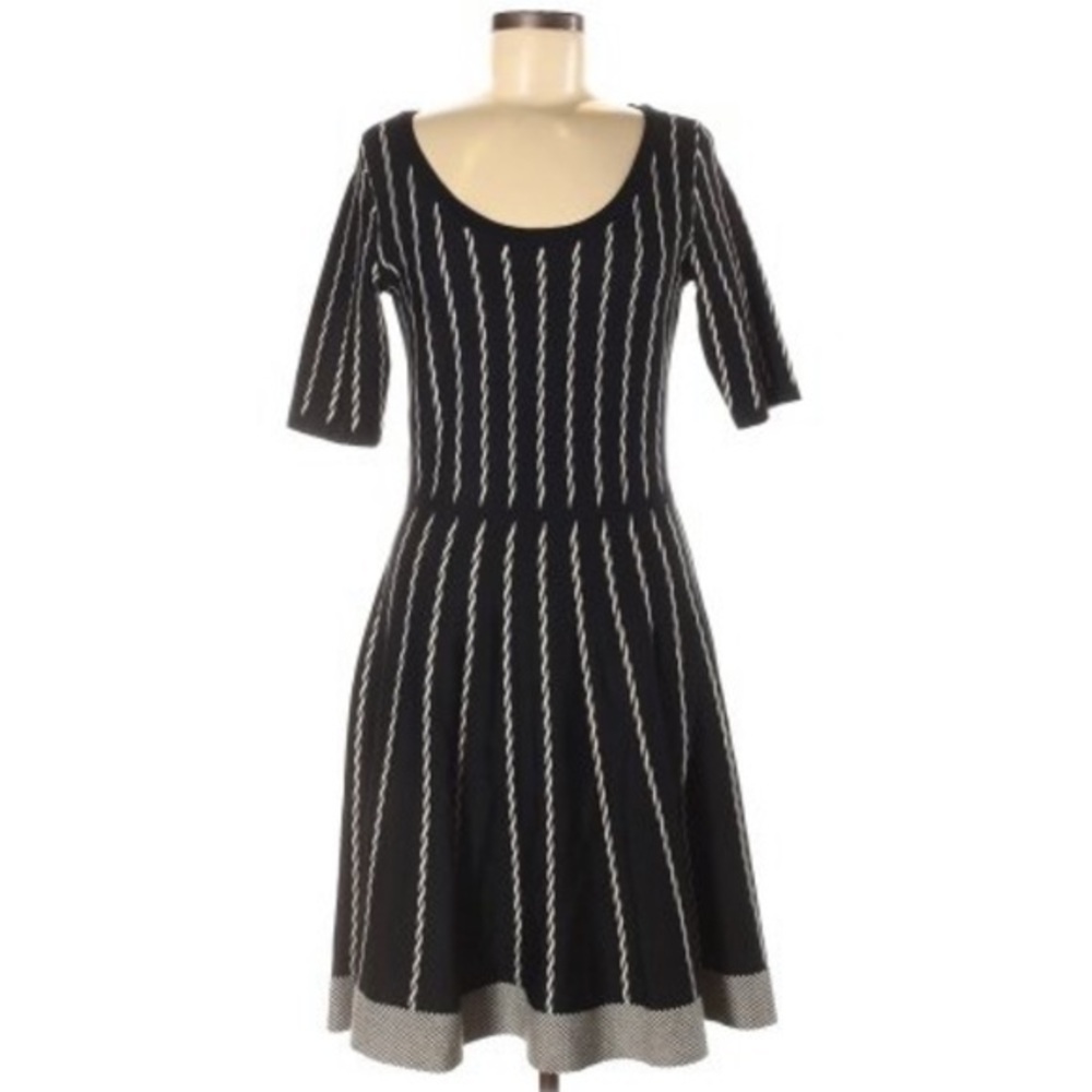 Gabby Skye M black short sleeve fit & flare dress